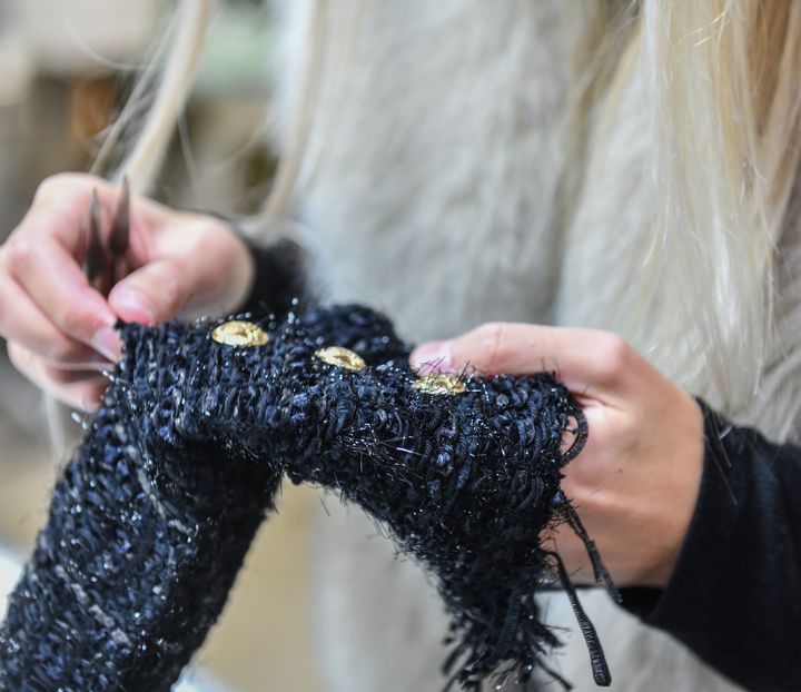 Finitions main sur une pièce en maille