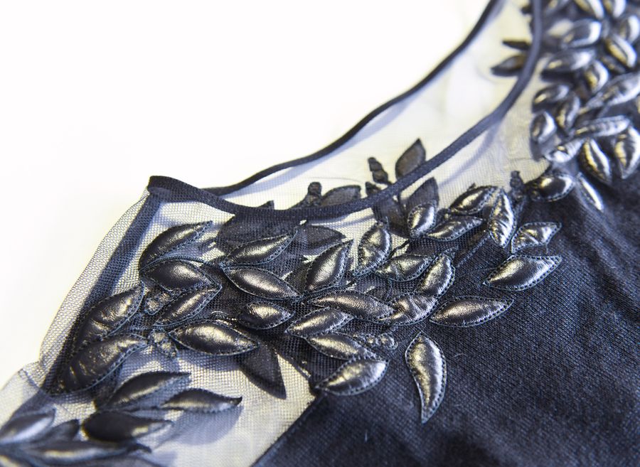 Broderie de feuilles appliquées sur tulle et jersey