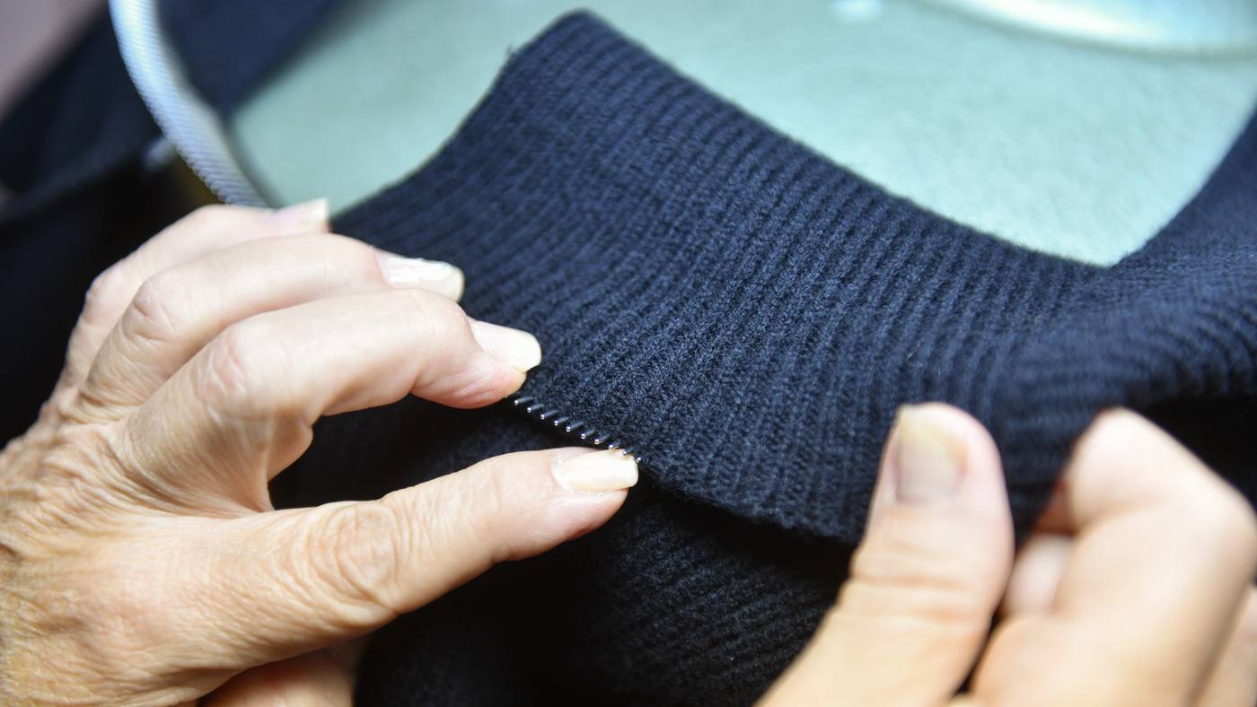 Remaillage d'un pull, gros plan sur les mailles