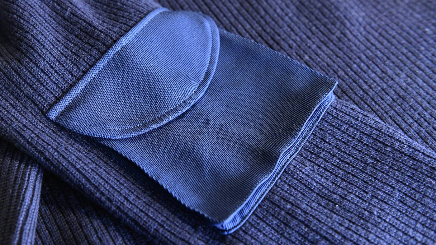 Pull en maille côtelée avec rabat de poche tissé