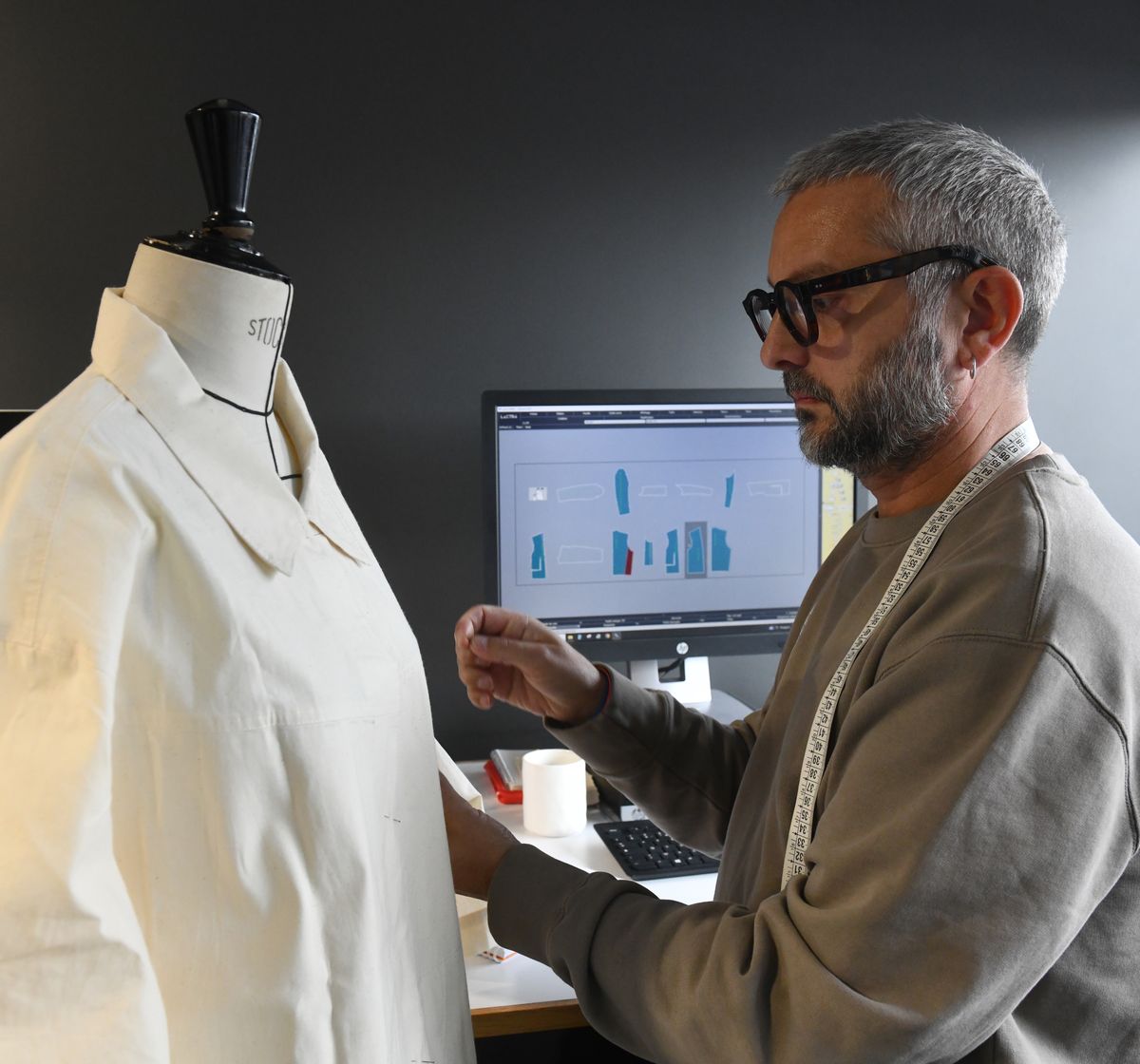 Notre modéliste au travail sur une toile